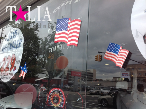 Автосалон на Бей-Ридже подготовился к Дню независимости США.